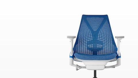 サスペンションバックと布張りの席を示す、青いSaylオフィスチェアの正面図。