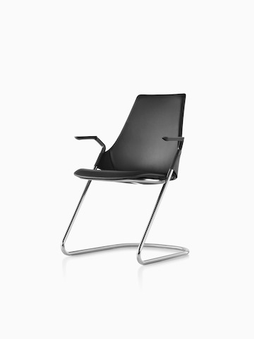 Couro preto Sayl Side Chair com uma base de trenó, visto de um ângulo de 45 graus.