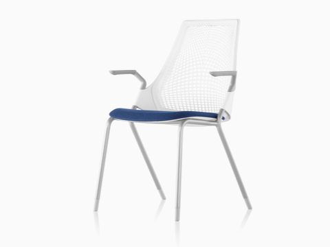 Cadeira lateral em branco Sayl com encosto de suspensão e assento estofado em azul, visto a partir de um ângulo de 45 graus.