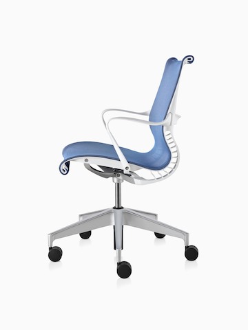 Vista di profilo di una sedia da ufficio blu Setu.