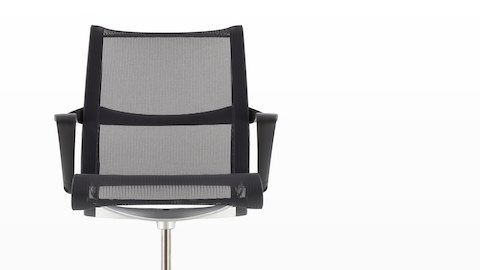 Primo piano della seduta e dello schienale elastici su una sedia da ufficio nera Setu.