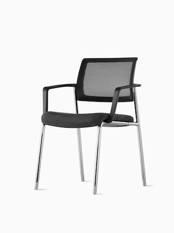 Vista en ángulo de una silla de visita Verus en negro con patas en plata. Seleccione para dirigirse a la página del producto sillas de visita Verus.