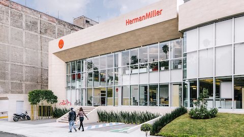 两个人走近Herman Miller展厅的入口。选择查找世界各地的Herman Miller展厅。